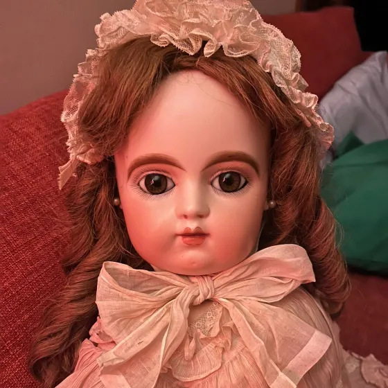 An antique French bébé's face.